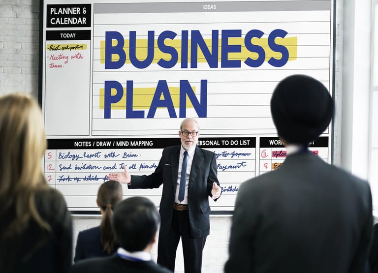 Business presenter explaining a plan to a team, illustrating how flexible freezing solutions help businesses scale without major investment.