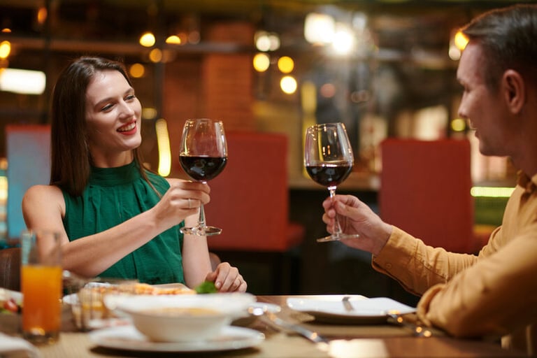 How to Pick a First Date Restaurant That Impresses