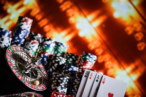Roulette wheel, poker chips, and four aces on a casino table, symbolizing the financial opportunities of the North American iGaming boom and the Tobique Gaming License.