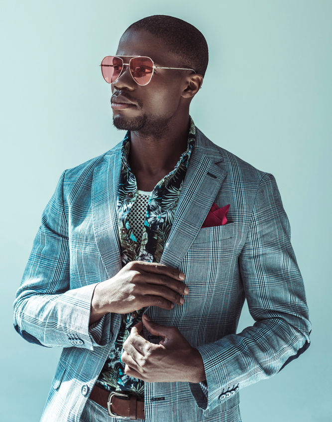 Hombre negro vestido con un traje elegante y gafas de sol